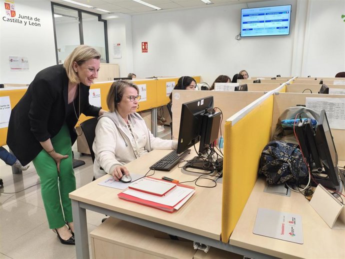 La consejera de Familia e Igualdad de Oportunidades, Isabel Blanco, escucha la atención de una llamada en el centro de teleasistencia avanzada.
