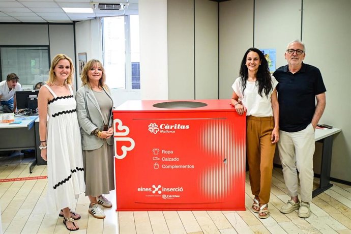 Palma pone en marcha la recogida de ropa de segunda mano con la instalación de 11 contenedores de Cáritas Mallorca