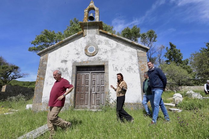 La conselleira de Medio Ambiente y Cambio Climático, Ángeles Vázquez, y el conselleiro de Cultura, Lingua e Xuventude, José López Campos, visitan la Illa de Ons.