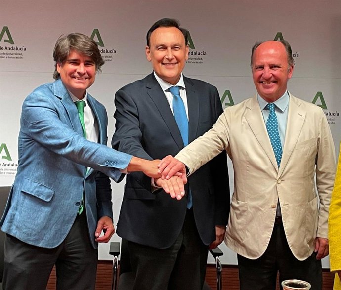 El consejero de Universidad de la Junta de Andalucía, José Carlos Gómez Villamandos, en el centro de la imagen, con motivo del convenio firmado entre Andalucía Emprende y el Sabadell.