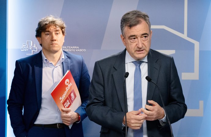 El presidente del EBB del PNV, Aitor Esteban (D), y el secretario general del PSE-EE, Eneko Andueza (I), presentan la Proposición de Ley de medidas urgentes en materia de vivienda, suelo y urbanismo acordada entre ambos partidos para Euskadi