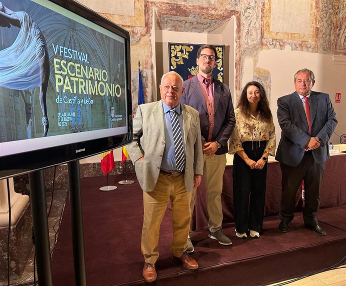 El consejero de Cultura, Gonzalo Santonja, y el coordinador artístico del Festival Escenario Patrimonio, Miguel Blanco, en la presentación del evento.