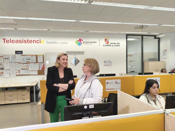 La vicepresidenta de la Junta y consejera de Familia e Igualdad de Oportunidades, Isabel Blanco, durante su visita a la sala de gestión de teleasistencia en Valladolid.
