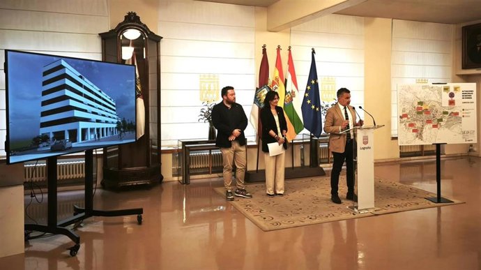 Conrado Escobar, con los concejales de Urbanismo y Vivienda, hace balance y avanza nuevas acciones del Plan Municipal de Vivienda de Logroño