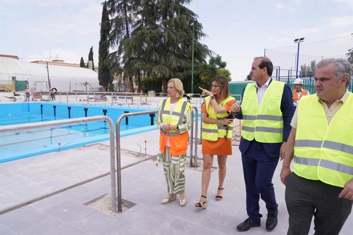 Las concejalas García Romero y Cea supervisan el avance de las obras de la piscina de verano del CDM Moscardó.