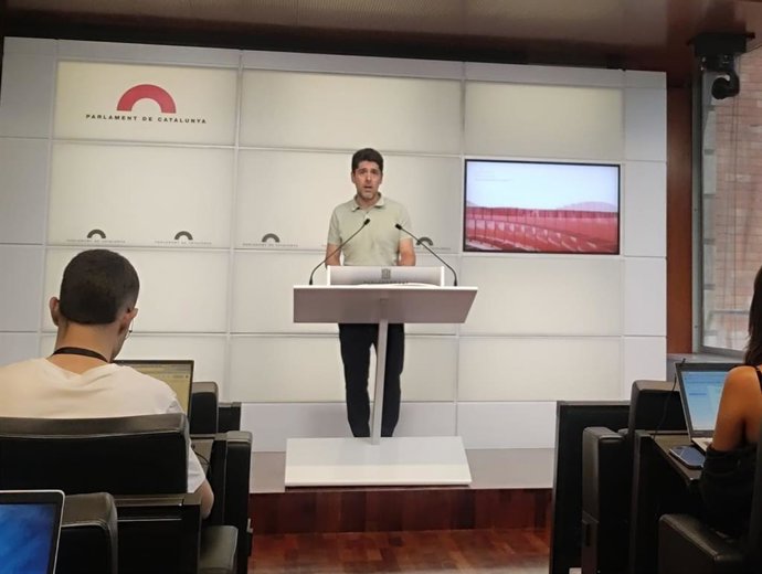 El portavoz de los Comuns en el Parlament, David Cid, en rueda de prensa.