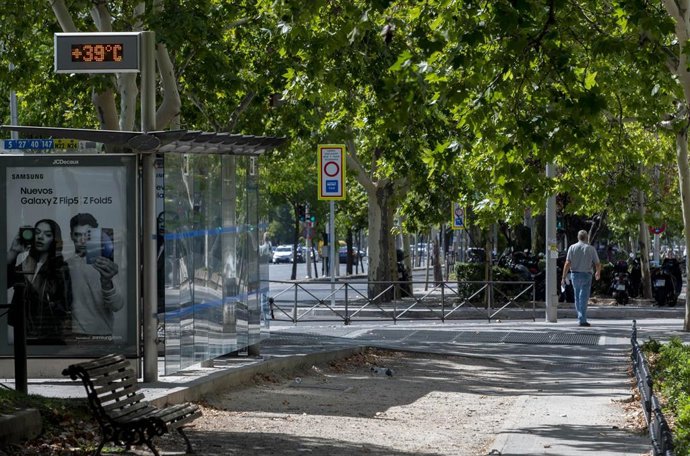 Archivo - El termómetro de una parada de autobús marca 39 º C, a 21 de agosto de 2023, en Madrid (España). 