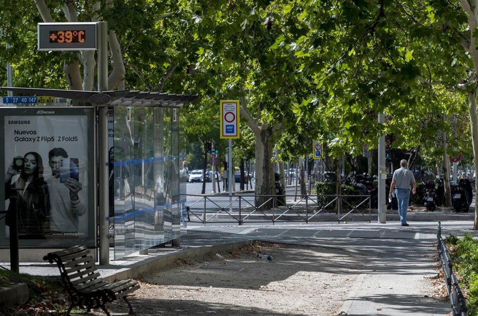 Archivo - El termómetro de una parada de autobús marca 39 C, a 21 de agosto de 2023, en Madrid (España).
