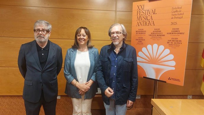 El coordinador del Área de Cultura y Bienestar Social de la DPZ, Juanjo Borque; la diputada delegada de Cultura, Charo Lázaro; y el director de Los Músicos de su Alteza, Luis Antonio González.