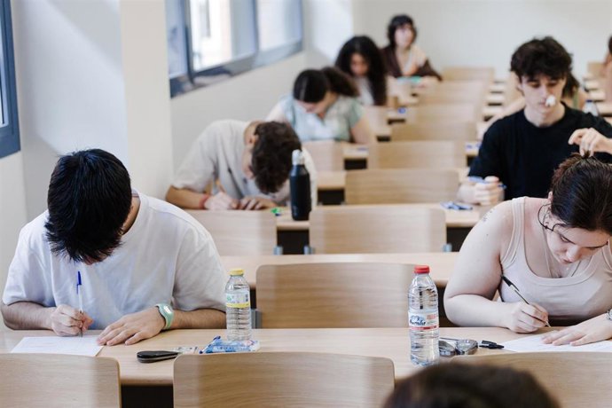 Alumnos durante el primer examen de la PAU 2025, en la Facultad de Químicas, durante la primera jornada de selectividad en Madrid, a 3 de junio de 2025, en Madrid (España). 