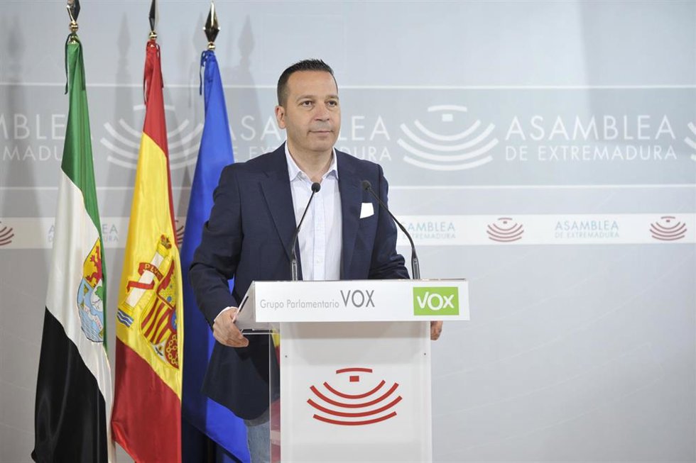 El portavoz de Vox en la Asamblea de Extremadura, Óscar Fernández Calle, valora los datos de paro en mayo