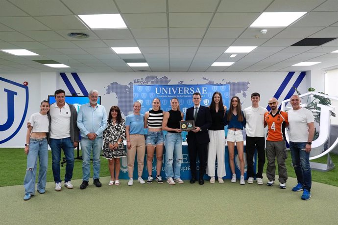 Las taekwondistas Adriana Cerezo, Luana y Viviana Márton, en un acto de Universae, acompañadas de otras autoridades.