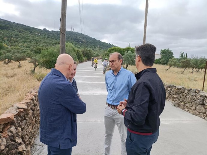 El alcalde de Cáceres, Rafael Mateos, visita el camino del Calerizo en la Montaña tras su adecuación por parte del ayuntamiento