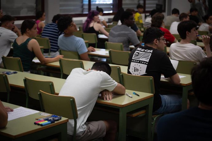 Varios alumnos en un aula durante el primer examen de la primera jornada de selectividad 2025 en Valencia, a 3 de junio de 2025, en Valencia, Comunidad Valenciana (España). Más de 13.000 alumnos se enfrentan a la Prueba de Acceso a la Universidad (PAU) qu