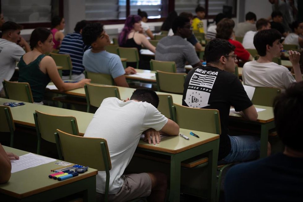 Varios alumnos en un aula durante el primer examen de la primera jornada de selectividad 2025 en Valencia, a 3 de junio de 2025, en Valencia, Comunidad Valenciana (España). Más de 13.000 alumnos se enfrentan a la Prueba de Acceso a la Universidad (PAU) 