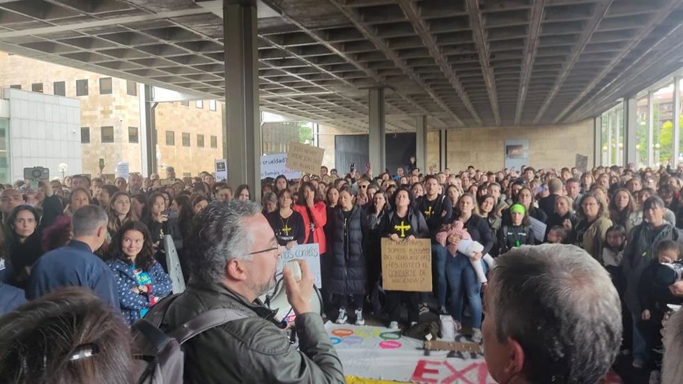 Los sindicatos de enseñanza se dirigen a los docentes tras dar por concluida la reunión de este lunes con el Principado.