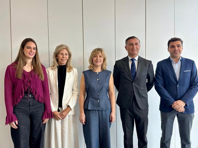 Alcaldes de Lucena del Puerto, Moguer y Palos de la Frontera en la firma del protocolo con la subsecretaria de Vivienda y Agenda Urbana del Mivau, Llanos Castellanos.