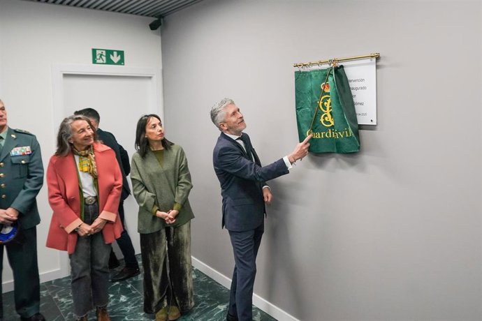 Archivo - El ministro del Interior, Fernando Grande-Marlaska, acompañado por la directora general de la Guardia Civil, Mercedes González (c), en la Comandancia de la Guardia Civil de Álava, a 4 de abril de 2025, en Vitoria-Gasteiz, Álava, País Vasco (Espa