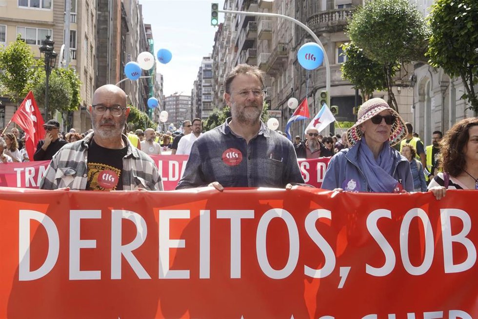 Archivo - Varias personas durante la manifestación por el Día del Trabajador convocada por CIG, a 1 de mayo de 2025, en Vigo, Pontevedra, Galicia (España). Los sindicatos UGT y CCOO han convocado hoy 1 de mayo, en más de 50 ciudades, a la ciudadanía a p