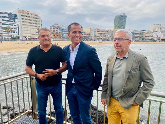 El presidente del Club Victoria, Juan Ortega; el viceconsejero de la Actividad Física y Deportes del Gobierno de Canarias, Ángel Sabroso; y el experto divulgador en seguridad acuática, Sebastián Quintana, presentan los cursos para prevenir ahogamientos.