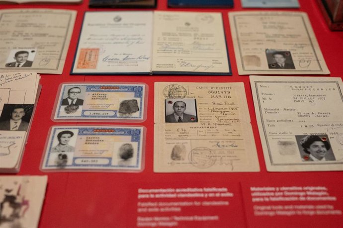 La documentación acreditativa falsificada para la actividad clandestina y en el exilio, en la inauguración de la exposición 'Jorge Semprún. El largo viaje', en la Biblioteca Nacional, a 3 de junio de 2025, en Madrid (España). La Sala Hipóstila de la Bibli