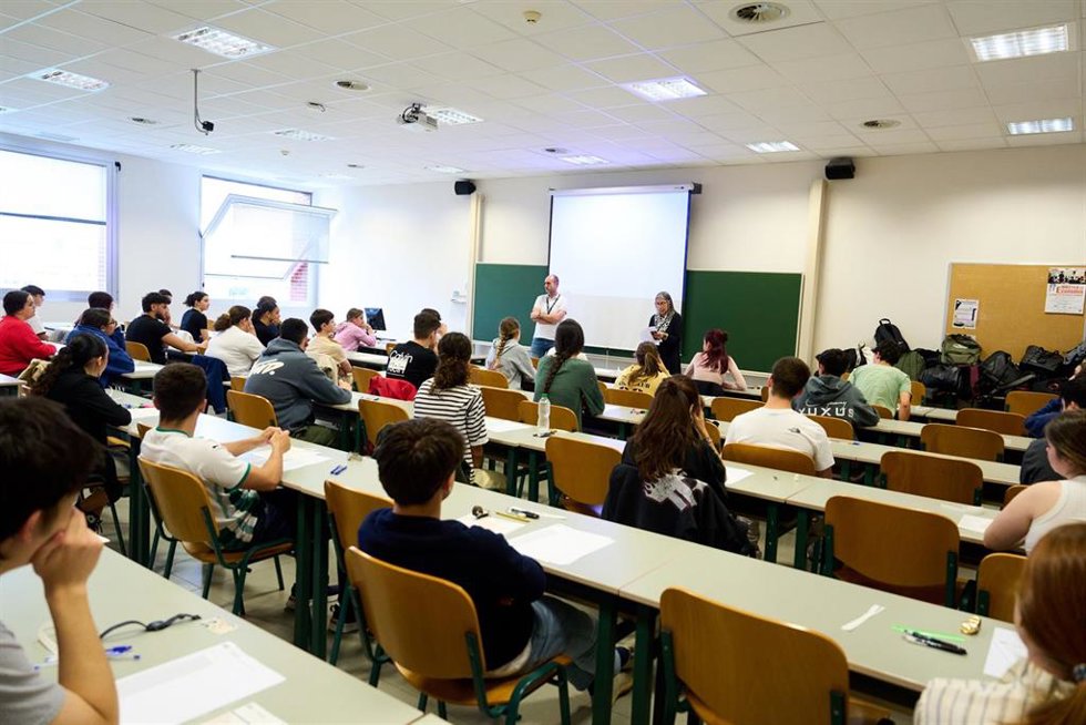 Alumnos durante la primera jornada de la Prueba de Acceso a la Universidad (PAU), en la Facultad de Derecho de la Universidad de Cantabria (UC).