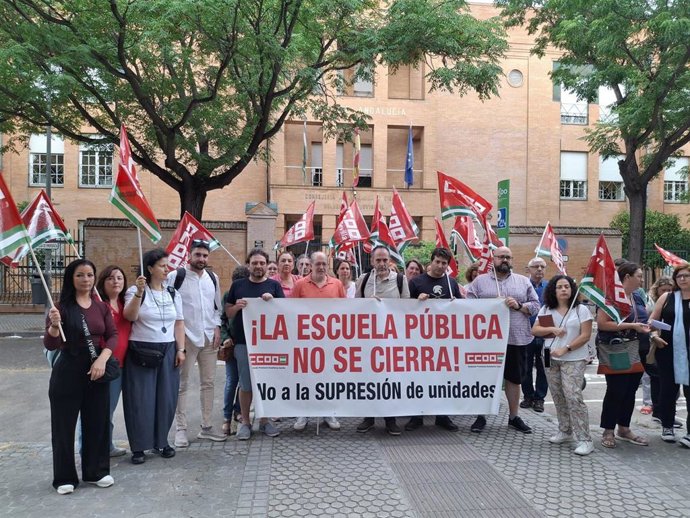 Concentración de CCOO en el CEIP Juan XXIII