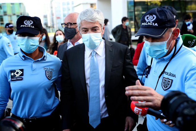 Archivo - (210410) -- LISBOA, 10 de abril de 2021 (Xinhua) -- O ex-primeiro-ministro de Portugal, José Sócrates, deixa um tribunal em Lisboa, Portugal, em 9 de abril de 2021. José Sócrates será o primeiro chefe de governo do país a ser julgado, tendo sido