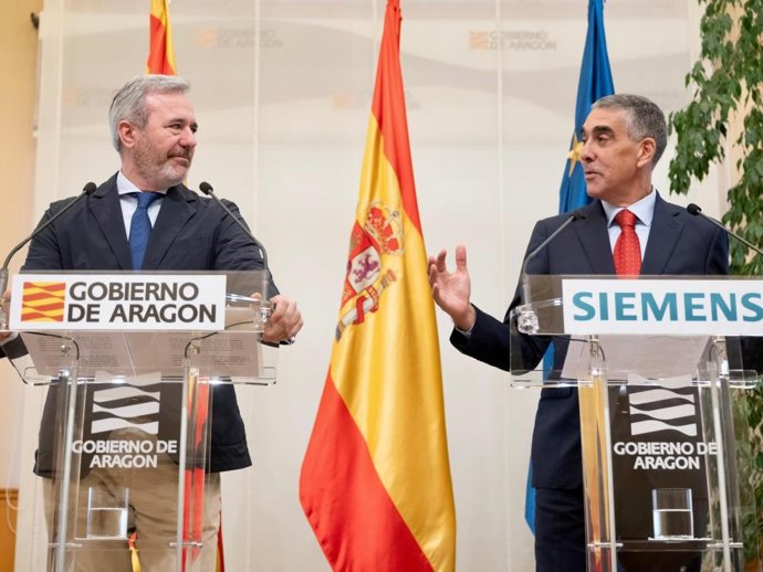 El presidente del Gobierno de Aragón, Jorge Azcón, junto con el presidente de Siemens España, Fernando Silva