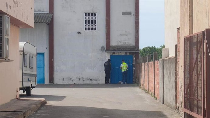 Agentes de los Mossos d'Esquadra en uno de los registros efectuados en el marco del macrooperativo contra el tráfico de armas y drogas en Catalunya