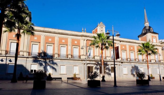 Archivo - Fachada del Ayuntamiento de Huelva