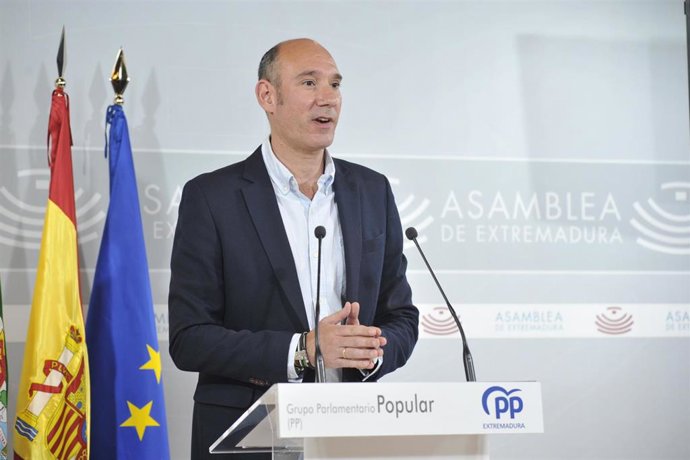 El portavoz del PP en la Asamblea de Extremadura, José Ángel Sánchez Juliá, valora los datos de paro en mayo