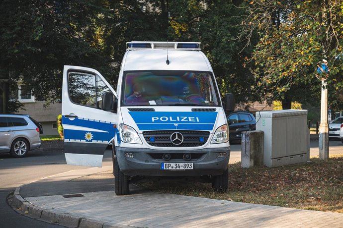 Archivo - Arquivo - Um veículo da polícia alemã durante uma batida em Jena em setembro de 2024 (Arquivo)