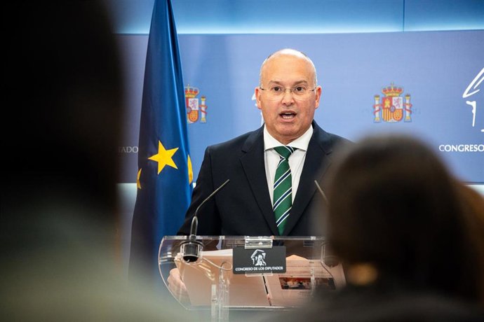 El portavoz del PP en el Congreso, Miguel Tellado, durante una rueda de prensa en el Congreso de los Diputados, a 3 de junio de 2025, en Madrid (España).