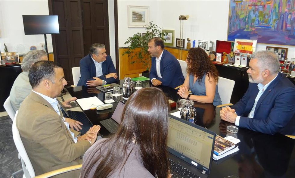 La asociación Jucil, asociación mayoritaria en la Guardia Civil, en una reunión con el consejero de la Presidencia, Interior, Diálogo Social y Simplificación Administrativa, Antonio Sanz,