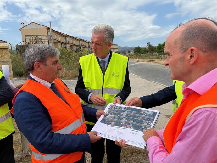 Visita del consejero de Movilidad y Transformación Digital, José Luis Sanz Merino, a Burgohondo (Ávila).