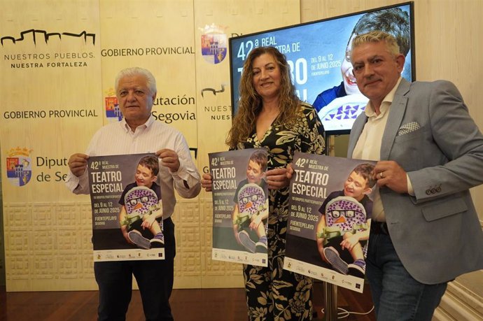 El presidente de 'Taller Cultural de Fuentepelayo', Juan Cruz Serrano (izda), la vicepresidenta, Teresa Puente, y el diputado de Cultura, José María Bravo.