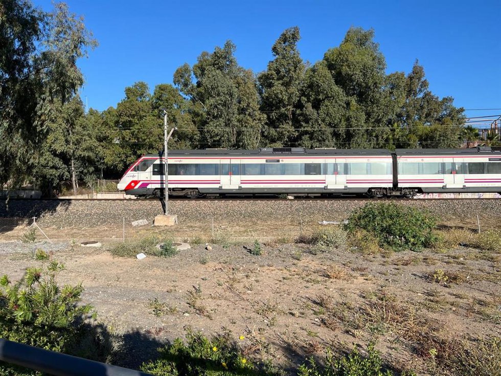 Archivo - Tren de Cercanías de Renfe en la línea C-1 entre Málaga y Fuengirola 
