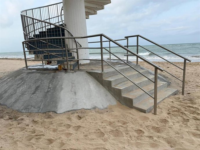 Escalera de caracol que da acceso a la playa de Santa María en Cádiz