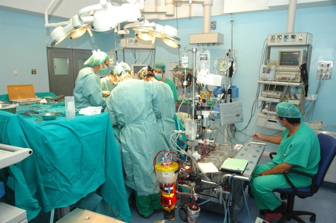 Archivo - Quirófano durante un transplante