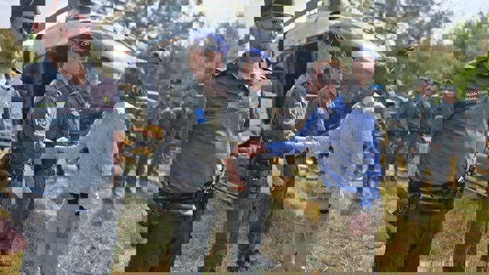 El subdelegado en Sevilla saluda a los efectivos del plan Rocío Seguro