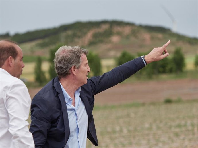 El presidente del PP, Alberto Núñez Feijóo, tras visitar la empresa FHF Frutas y Hortalizas, a 3 de junio de 2025, en Fontellas, Navarra (España).