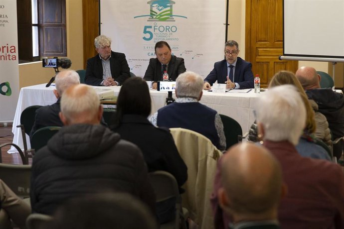 El consejero de Cultura, Turismo y Deporte, Luis Martínez Abad, apertura del V Foro de Turismo y Despoblamiento Rural