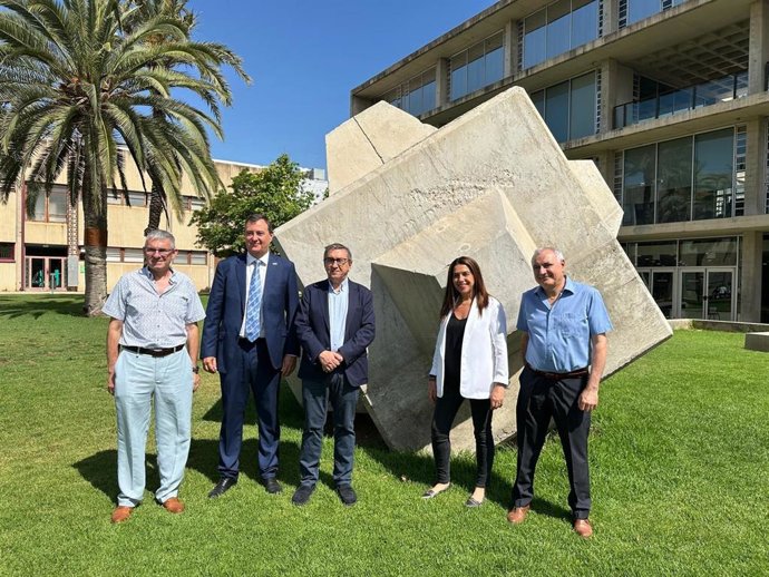 El conseller de Educación, Cultura, Universidades y Empleo, José Antonio Rovira, (c) en la UPV