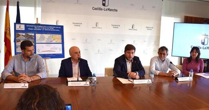 El consejero de Fomento, Nacho Hernando, presenta la remodelación de la CM-4106 en Anchuras