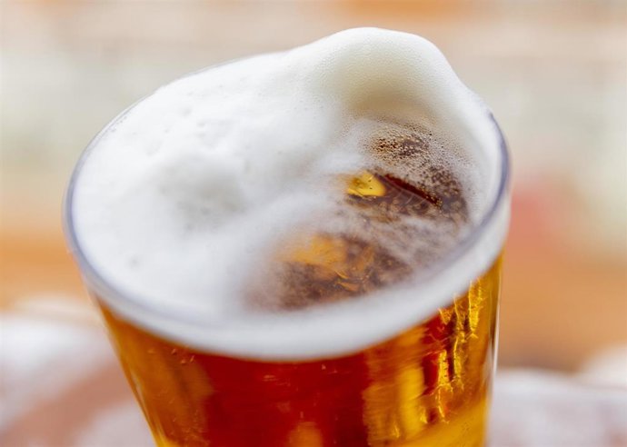 Archivo - Vaso de cerveza, a 1 de abril de 2025, en Madrid (España).