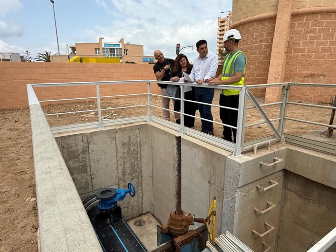 El alcalde de San Javier, José Miguel Luengo, y concejala de Servicios Públicos, María Dolores Ruiz, visitan la estación de bombeo número 6 de La Manga del Mar Menor