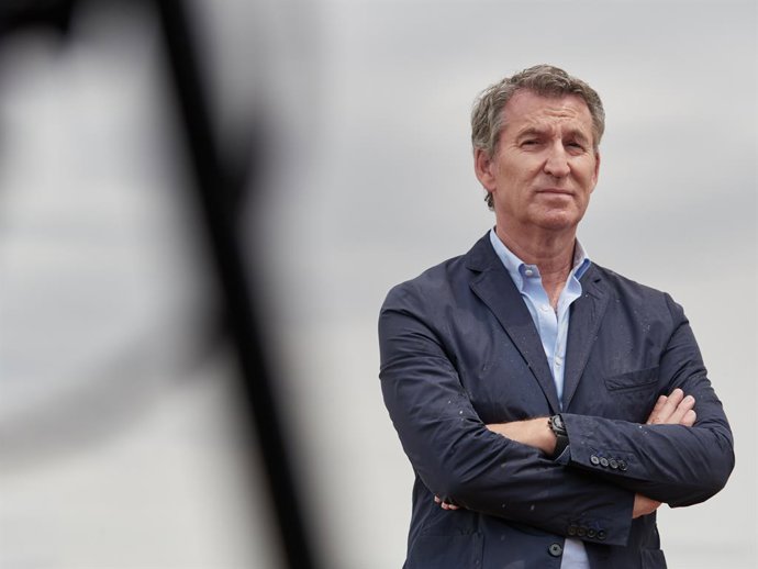 O presidente do Partido Popular, Alberto Núñez Feijóo, após uma visita a uma empresa do setor agrícola em Fontella, Navarra.