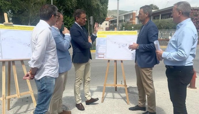 El consejero de Presidencia, Portavocía, Acción Exterior y Emergencias, Marcos Ortuño, el alcalde de Caravaca de la Cruz, José Francisco García, el director general de Administración Local, Francisco Abril, y técnicos municipales, visitan el lugar