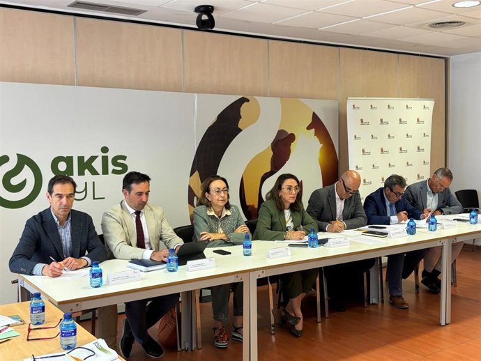 La consejera de Agricultura, Ganadería y Desarrollo Rural, María González Corral,  se ha reunido con los coordinadores de los ocho grupos ya constituidos dentro de la red AKIS CyL